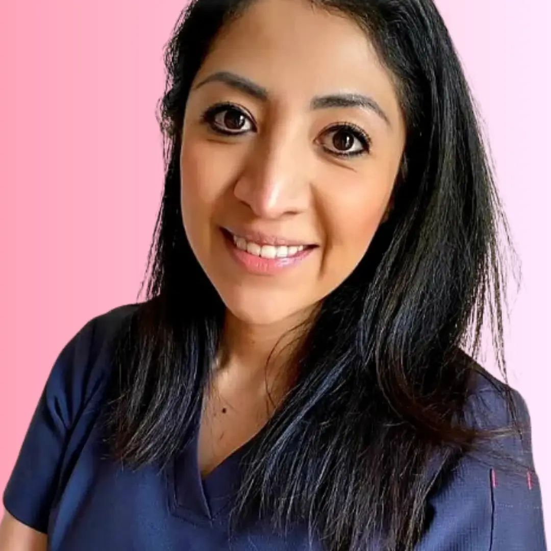 Retrato de Bea Arce, doula certificada en CDMX, con uniforme azul marino
