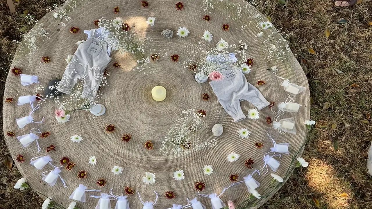 Ceremonia blessing way al aire libre con flores